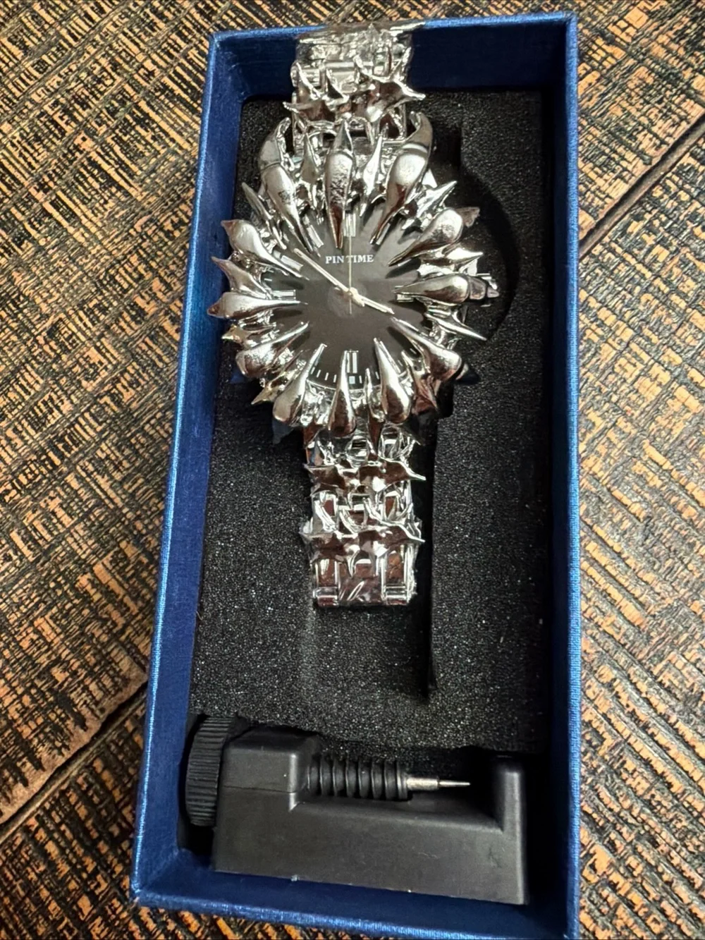 Pintime Watch Silver color Men's Fashion Watch - Elegant Crystal-Style Watch